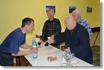 Láďa OK1FCR se má za pultem co ohánět