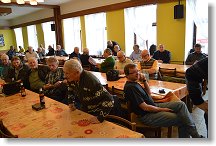 Jeden z mnoha pohledů do, teď už zaplněného, sálu