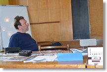 Ivan OK1PI se zájmem naslouchá