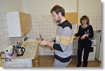 Honza OK1JD se obětavě ujal strouhání křenu