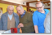 Franta OK1AGH něco vysvětluje