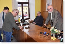 U předváděcího stolku bylo stále živo