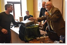 Šťastný výherce přebírá jednu z cen