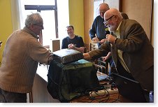 OK1IF předává další z cen ham tomboly