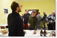 OK1JD za pultem klubového bufetu