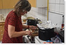 Iva ohřívá poslední porce vymazleného guláše