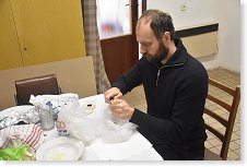 Sobota ráno - Honza připravuje křen