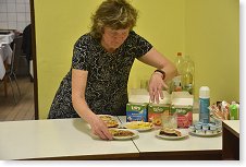 Iva - šéfová kuchyně chystá bufet