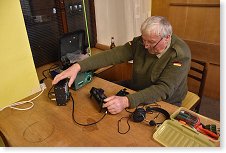 Zdenek OK1DZD zapíná svoje krabičky