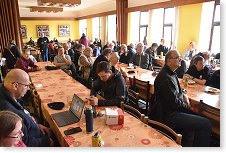 Pohled do zaplněného sálu