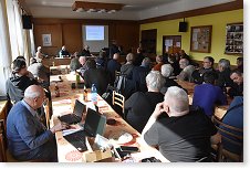 Pohled do zaplněného sálu