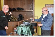 Šťastný výherce si přebírá výhru