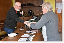 Šťastný výherce přebírá výhru