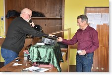 Milan OK1IF předává cenu šťastnému výherci