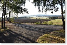 Pod kopcem je videt mlha