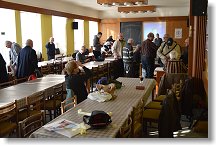 Sál se pomalu plní