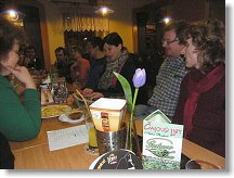 Vlastina, vzadu ve tmě Martin OK1CMA, Péťa OK1FRG s Petrou, Láďa OK1FCR s Blankou a Pavel OK1DNZ s Romanou