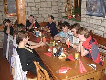 Přesto, že zpočátku trochu bránil komunikaci dřevěný sloup uprostřed stolu, kterýžto chtěli ráznější hoši popílit, po chvíli už jako by tam nebyl                                                                                                                    