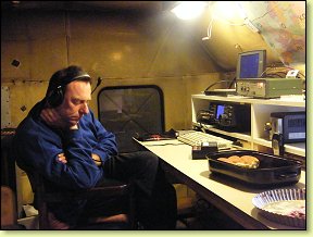 Stroje pracují, operátor klimbá...