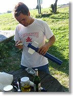 Klubový raketový technik osazuje motor