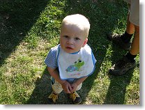 Kubík se zájmem sleduje jak rodičové 