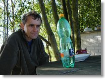 Péťa OK1FRG rozjímá nad lahví minerální vody