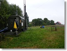 Dle složeného žlutého deštníku možno usuzovat, že přestalo pršet, alespoň na chvíli