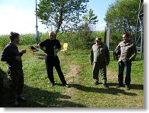 Diskuse při stavbě antén. Určitě ale ne o anténách - to je rutinní záležitost