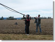Ládˇovi FCR pomáhají se železem Pavel OK1DNZ a netradičně i Ivan OK1PI
