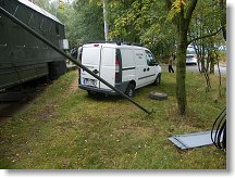 Logistické vozidlo stojí poněkud našikmo