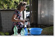 Iva provádí očistu vesteckého nádobí