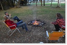 Posezení spojené s opékáním špekáčků