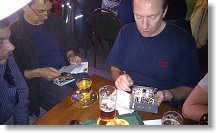 Láďa OK1FCR si prohlíží kvesle kamarádů a Ivan OK1PI studuje SW40 vyrobenou Kamilem OK1AIJ