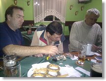 pastičky + bzučák na stole = parádní zábava