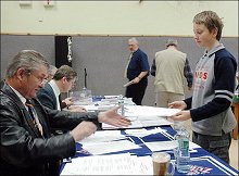 Teď už jenom odevzdat panu předsedovi zkušební komise                                    